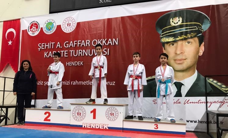 BİGA BELEDİYESİ KARATE SPORCULARI KUPA VE MADALYALARLA DÖNDÜ