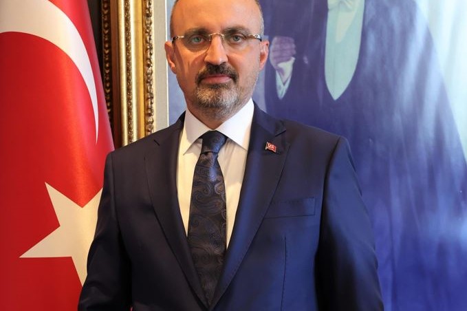 TURAN: “BEBEKLERİN BİLE FÜZELERLE ÖLDÜRÜLDÜĞÜ DÜNYADA EKSİKLİĞİNİ DAHA DA HİSSETTİĞİMİZ ATATÜRK’Ü MİNNETLE YAD EDİYORUZ”