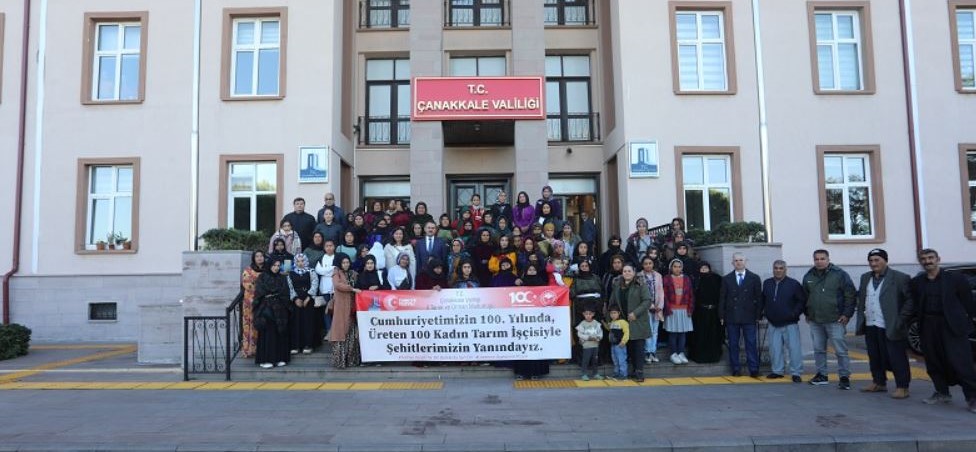 CUMHURİYETİMİZİN 100. YILINDA 100 KADIN TARIM İŞÇİSİNDEN ŞEHİTLİK ZİYARETİ