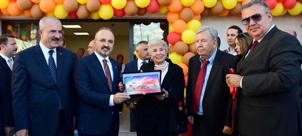 İÇİŞLERİ BAKAN YARDIMCISI BÜLENT TURAN, LAPSEKİ’DE, HAYIRSEVER GÜLER KAYALI’NIN KATKILARIYLA YAPILAN ANAOKULU’NUN AÇILIŞ TÖRENİNE KATILDI